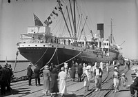 Akaroa at Moturoa Wharf (19 November 1933) by William Oakley.