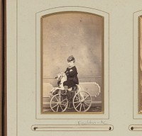 Portret van een jongen op een hobbelpaard met wielen (1850 - 1870) by August Rombaut