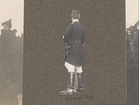 Ruitertafereel op Koninklijke Houtvesterij Het Loo: ruiter op de rug gezien (uitgeknipt) (c. 1900 - c. 1925) by anonymous