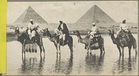 Piramides van Gizeh tijdens overstroming, op de voorgrond mannen op kamelen (c. 1895 - in or before 1905) by anonymous