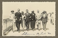 Gezelschap wandelend over (vermoedelijk) de pier van Scheveningen (1924) by anonymous