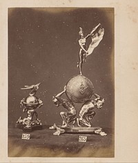 Metalen sculpturen van een rond vat met mensen en een horloge (c. 1860 - c. 1885) by anonymous