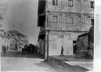 A plague house in Bombay: the wall has been marked with circles. Photograph, 1896/1897.