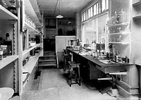 A laboratory, possibly at the Hahnemann Hospital and Homœopathic Dispensaries, Liverpool. Photograph.