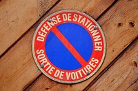 No Parking sign en francais, free public domain CC0 image.