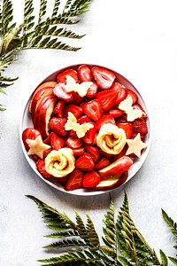 Free dtrawberry plate image, public domain dessert CC0 photo.