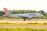 Volotea EC-MTF Airbus A319-111, A&eacute;roport de Bordeaux-Merignac, 10/07/2018.