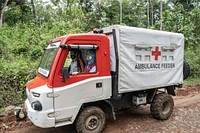 Ambulance feeder. Pengumpan ambulans untuk mengantar ibu melahirkan