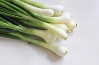 Green spring onions, organic vegetable. Free public domain CC0 image