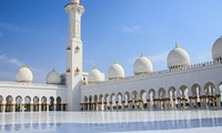 Grand Mosque in  Abu Dhabi. Free public domain CC0 image.