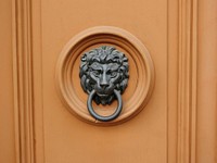 Lion door knocker in brass. Free public domain CC0 photo.