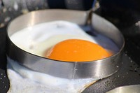 Fried eggs, sunny side up. Free public domain CC0 image