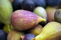 Pile of fresh fig fruits. Free public domain CC0 image. 