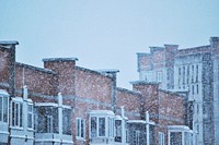 Snowing on neighborhood houses. Free public domain CC0 photo.