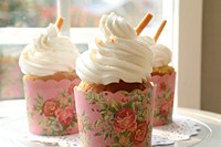 Homemade vanilla frosting cupcakes. Free public domain CC0 photo.