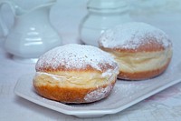 Free Close up bun on top with icing sugar image, public domain food CC0 photo.