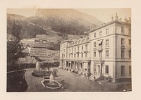 Gezicht op een gebouw, mogelijk een hotel, in de Alpen (1860 - 1890) by anonymous