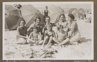 Groepsportret van een gezelschap op het strand van Scheveningen (1933) by anonymous