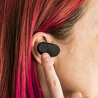 Wireless earbud mockup psd in woman&#39;s ear