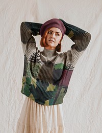 Woman in autumn fashion, sweater and beret