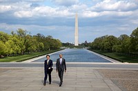 President Barack Obama and Prime Minister Shinzo Abe of Japan walk from the Reflecting Pool toward the Lincoln Memorial in Washington, D.C., April 27, 2015.
