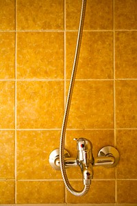 Shower with yellow tiles