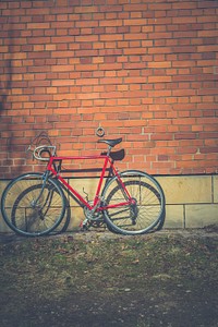Vintage racing bike against a brick wall