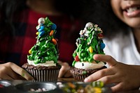 A homemade christmas tree decorated cupcakes