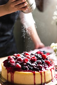 Mixed berries cheesecake sprinkled with white powder
