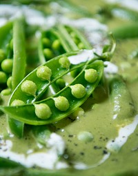 Green pea soup food photography recipe idea