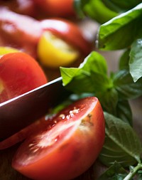 Cutting a tomato photography recipe idea