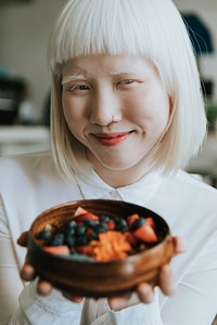 Albino girl having a healthy breakfast at a cafe