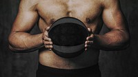 Weight training wallpaper by using a medicine ball 