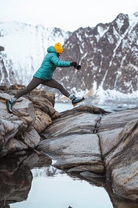 Photographer jumping at the Devil&#39;s teeth in Norway