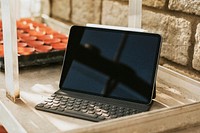 Psd black tablet screen mockup on a gardening wooden table