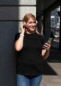 Women&rsquo;s black t-shirt mockup psd street style plus size apparel fashion