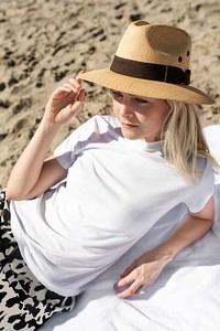 Women's white tee psd mockup beach apparel photoshoot