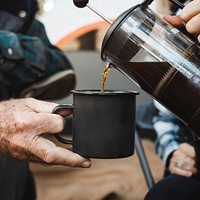 Coffee mug mockup psd by the campsite