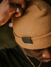 Tan knit hat label mockup men&#39;s apparel