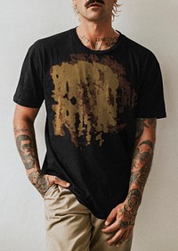 Men&#39;s black tee mockup psd on tattooed model