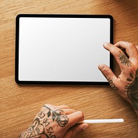 Tablet screen mockup psd designer holding stylus 