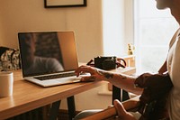 Laptop screen mockup man working remotely during pandemic psd