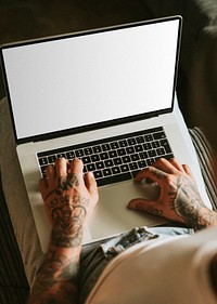 Laptop screen mockup man working remotely during pandemic psd