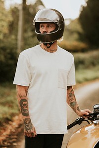 Men&rsquo;s t-shirt mockup psd on a tattooed model