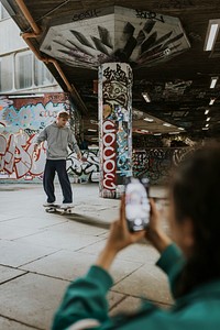 Skater liver streaming from skate park