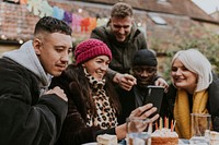 Man lexamining a friend group selfie