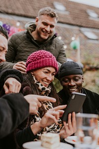 Man lexamining a friend group selfie