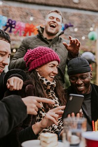 Man lexamining a friend group selfie