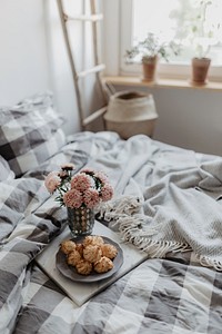 Breakfast in bed with sweets. Visit <a href="https://kaboompics.com/" target="_blank">Kaboompics</a> for more free images.
