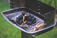 Burning charcoals in a barbecue grill. Visit <a href="https://kaboompics.com/" target="_blank">Kaboompics</a> for more free images.